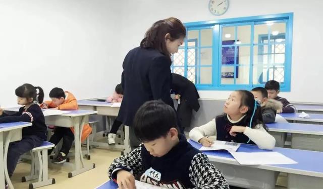 女子因领导批评压力致身心僵化，探寻自我救赎之路