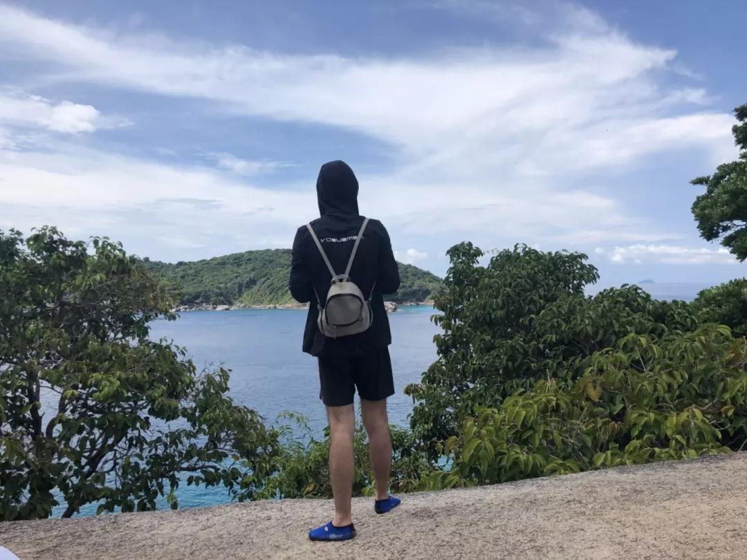 最新流行趋势下的男生发型，改变发型，开启自信与成就感的旅程