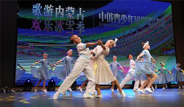 小巷深处的舞蹈盛宴，激烈表演舞比赛开启激情之夜
